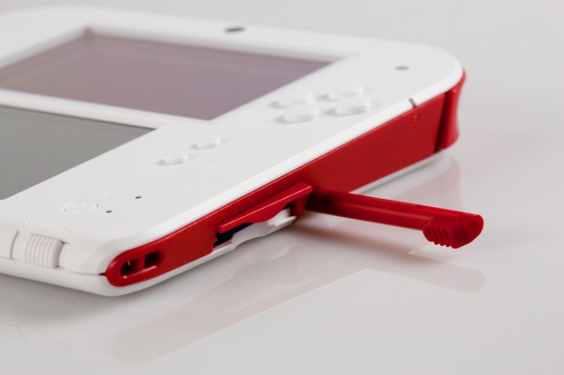 Der Stylus ist wie beim 3DS XL an der Seite des Handhelds.